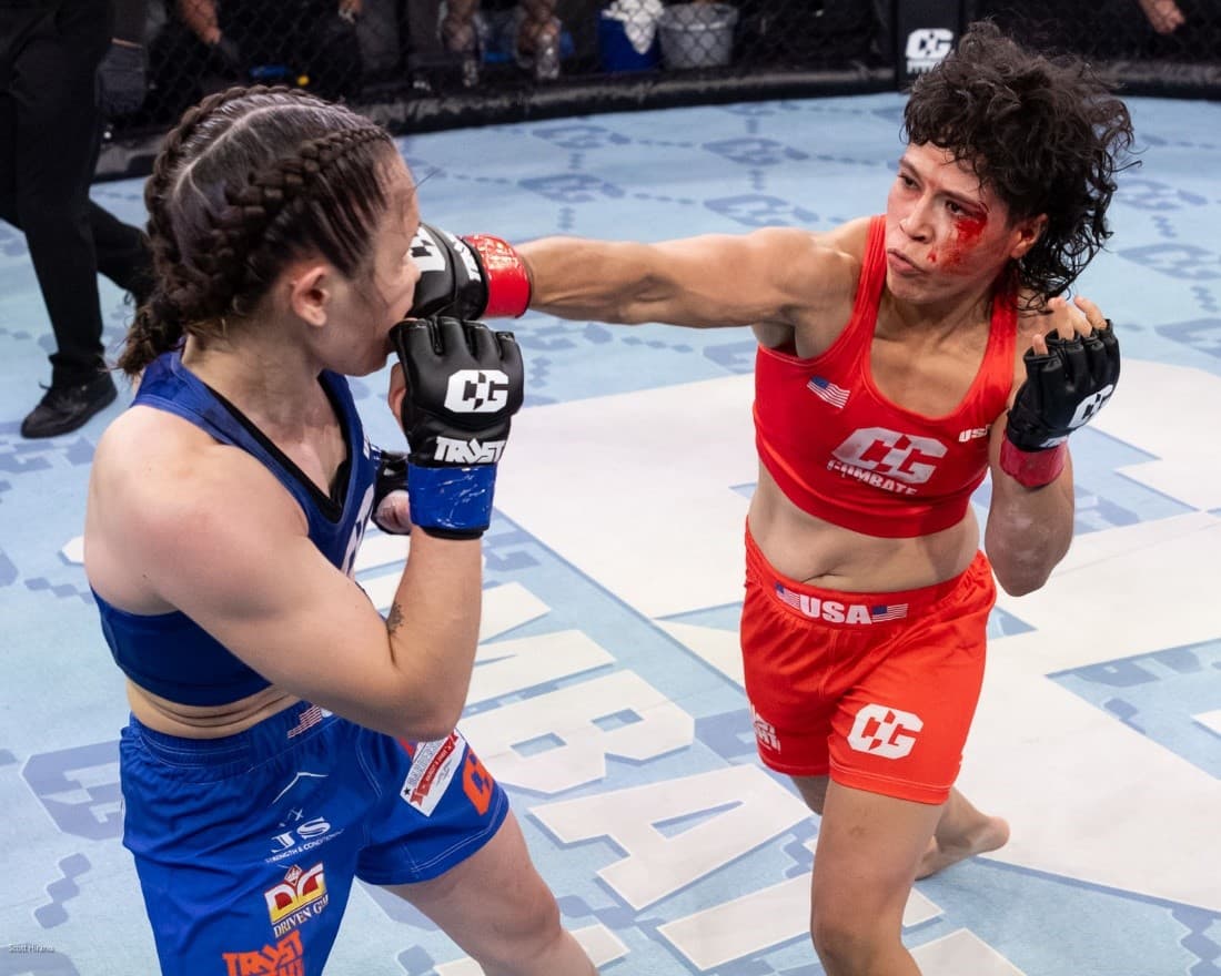 Gran pelea entre luchadoras de México y Estados Unidos en la pelea principal.