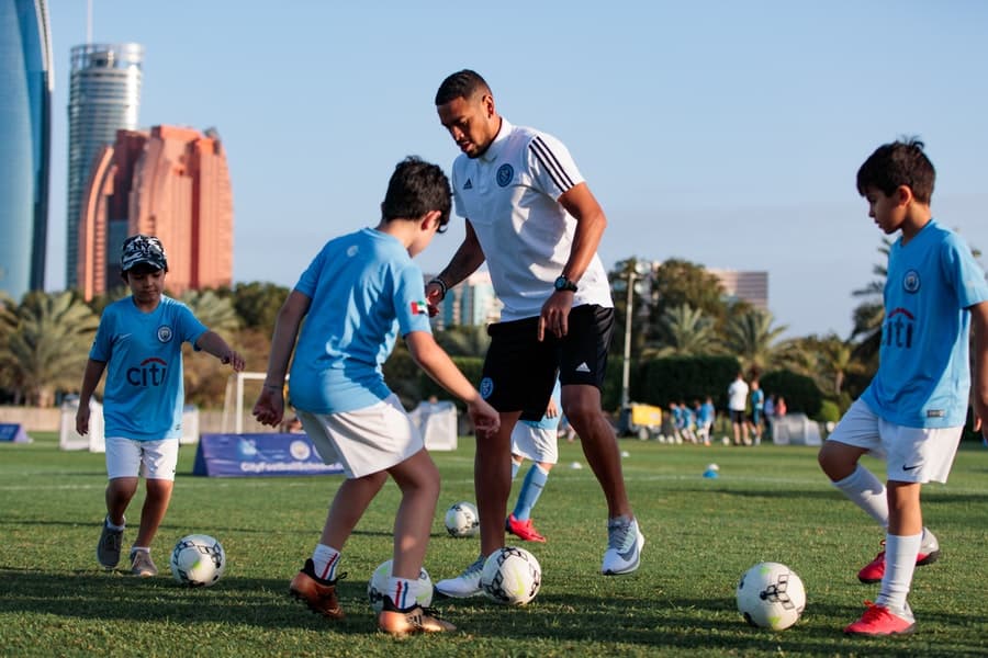 El central peruano Alexander Callens puso manos a la obra y se enfrentó a tres 'mini-delanteros'. (New York City FC)