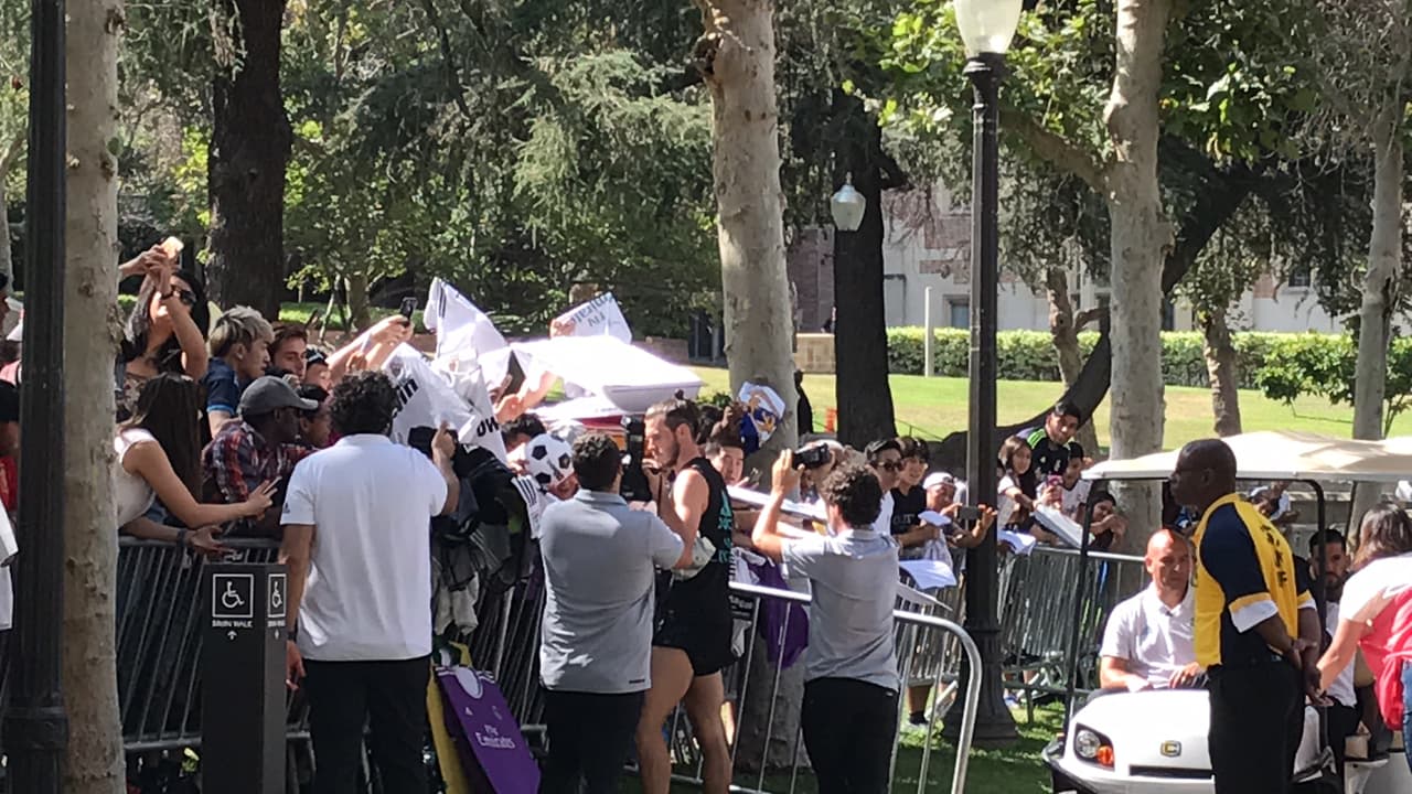 El atacante Gareth Bale y 'Zizou' Zidane firmaron autógrafos y se sacaron 'selfies' con el público presente. (Crédito: John Rojas | FutbolMLS.com)