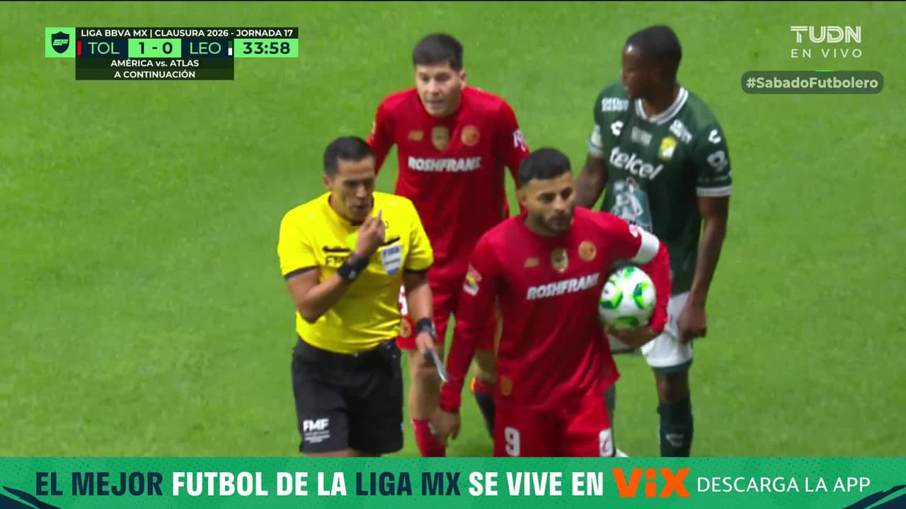 ¿Era de roja? Codazo al rostro de Arce sin balón disputado