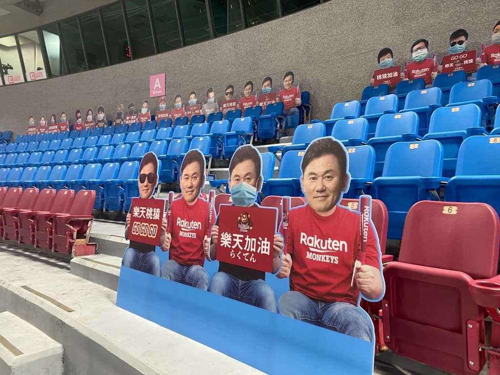 Tras el primer bateo, los únicos fanáticos dentro del estadio de 20,000 asientos en Taoyuan, eran de cartón.