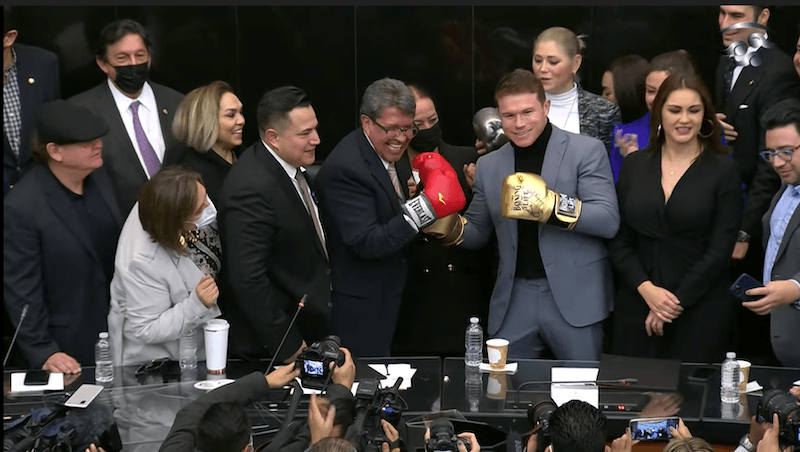Canelo es asediado por senadores en homenaje a Eddy Reynoso