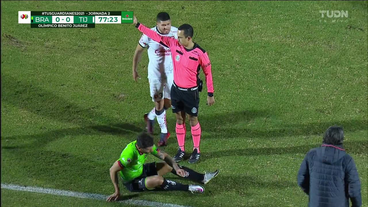 ¡CERCA! Dario Lezcano disparó que se estrella en el poste.