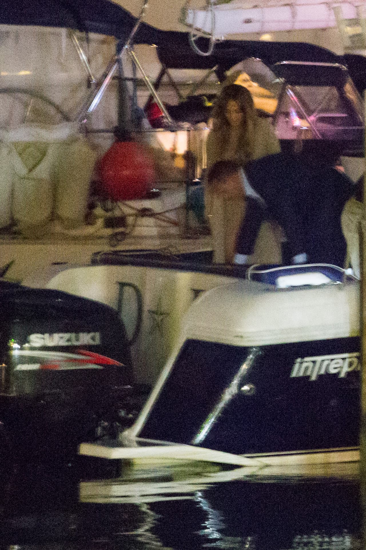 Todo comenzó en marzo de 2017, cuando 
<a href="https://pagesix.com/2017/03/11/jennifer-lopez-and-a-rod-take-romance-to-the-bahamas/" target="_blank">Page Six</a> publicó unas fotografìas que mostraban a Jennifer Lopez y Alex Rodríguez en las Bahamas. En ese momento una fuente reveló: "Son los primeros días, pero Jennifer y Alex están realmente enamorados". La publicación agregaba que la pareja había estado saliendo en silencio durante meses.