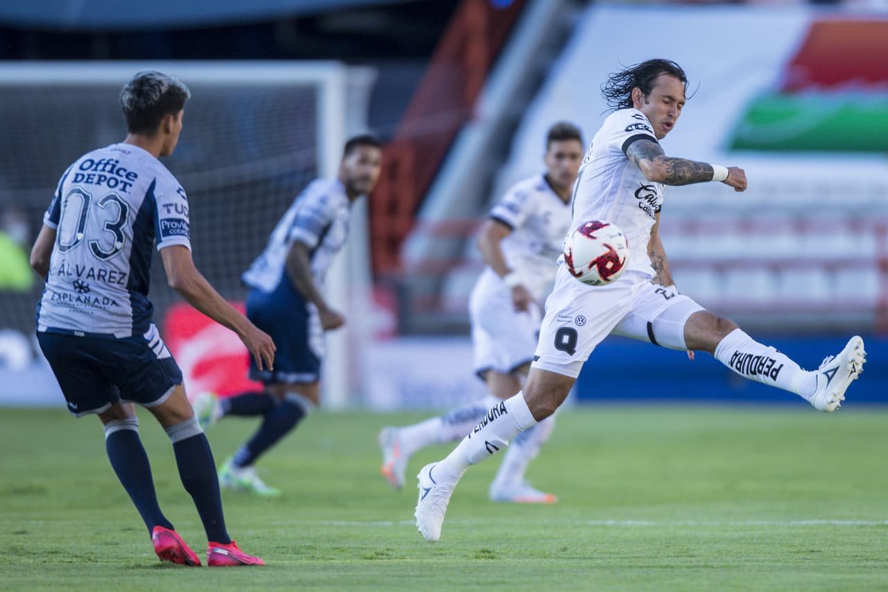 Queréaro trata de reaccionar después del gol y comienzan a adelantar filas para incomodar al Pachuca.