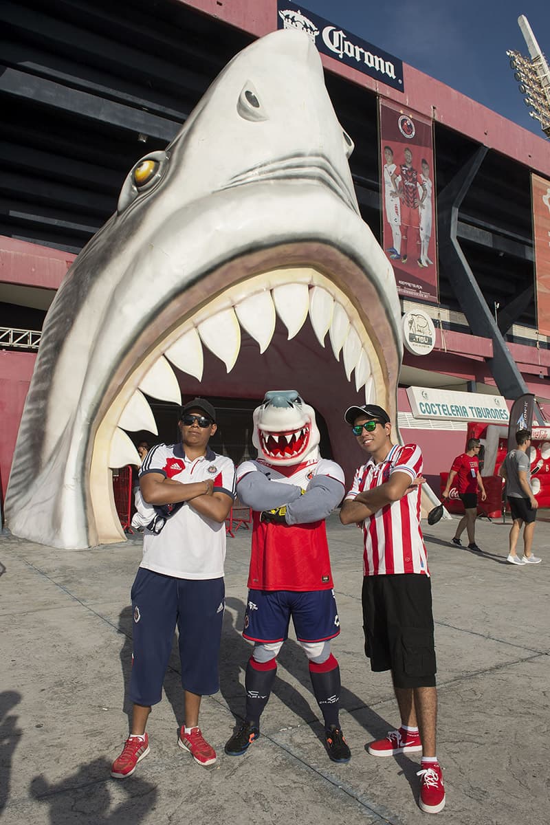 Fanáticos de Veracruz y Chivas en las afueras del estadio a minutos del juego.