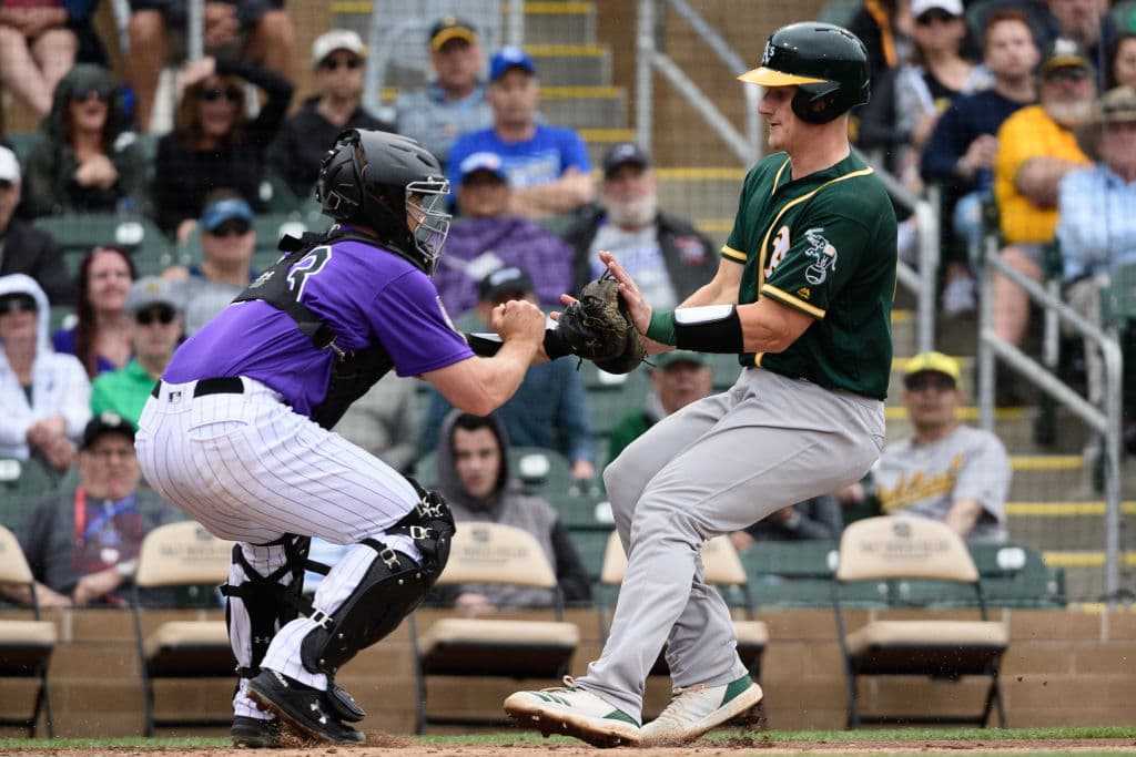 ¿Choque de trenes o bandera blanca? Sean Murphy de los Oakland Athletics llega a la cita con la pelota en el home plate ante Tom Murphy (sin parentezco) de los Colorado Rockies. Pero el corredor aplicó frenos de disco y fue puesto out.