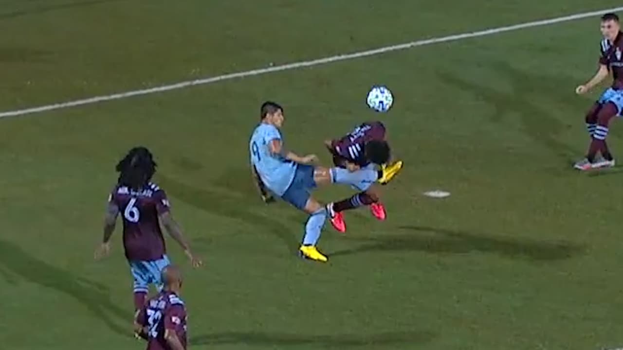 La dura falta de Alan Pulido, que le costó una amonestación