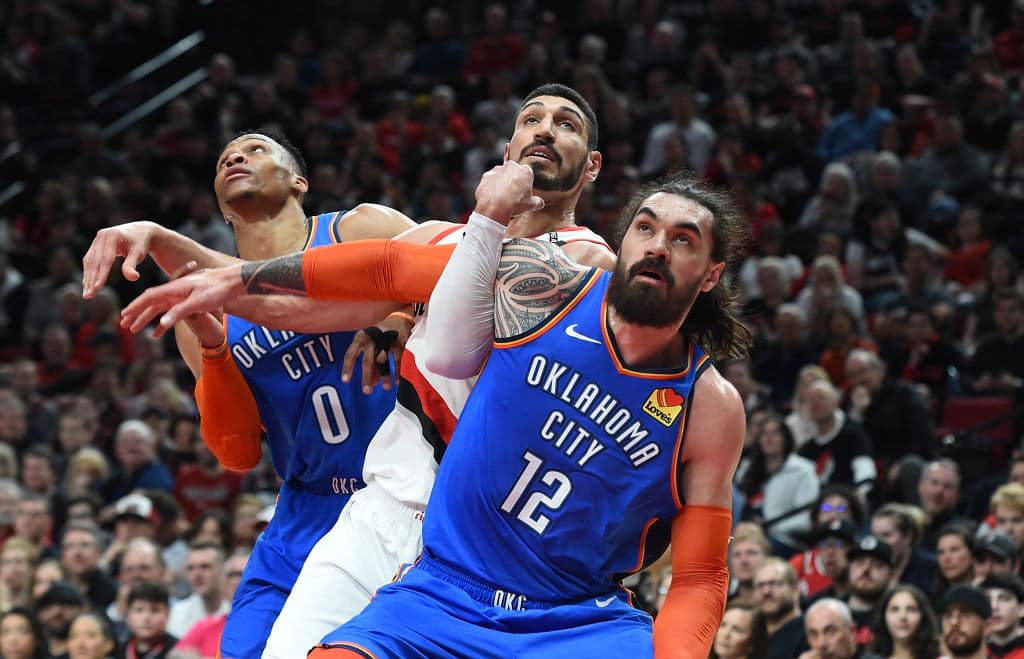 Steven Adams (12) del Oklahoma City Thunder anotó 17 puntos y descolgó nueve rebotes.
