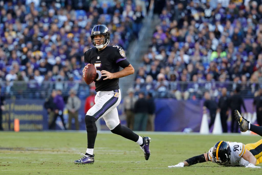 Joe Flacco tuvo otra tarde gris, al completar 23 de 37 pases para 209 yardas, sin intercepciones y sin anotaciones. Fue capturado en dos ocasiones, una cuando buscaba empatar al final del juego.