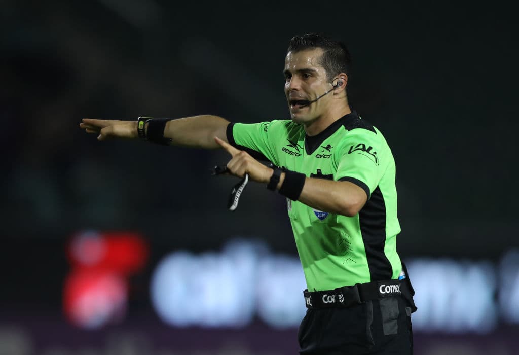 El árbitro marcó una mano dentro del área para decretar la pena máxima favorable a los locales.