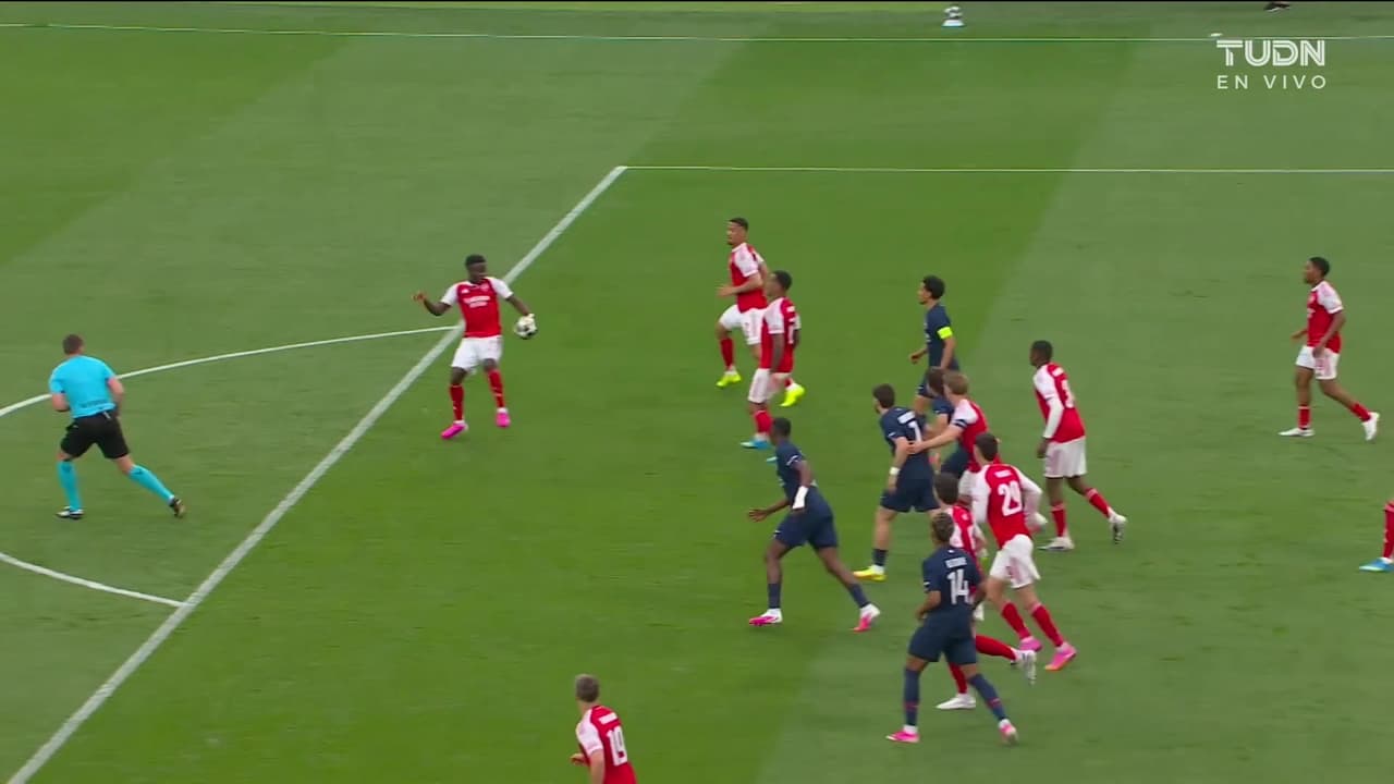 ¡Pedían penal para PSG! Posible mano de Saka en al área pero sigue la jugada