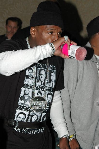 Cuando come fuera de casa siempre pide un vaso de agua caliente, ahí deja remojar los cubiertos de plata antes de empezar a comer.