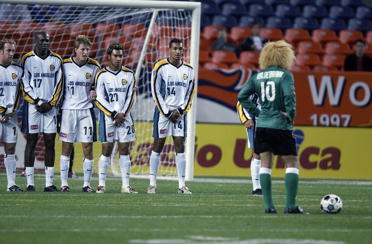 A pesar de su carisma, sus dotes de pasador y su inigualable melena (lo sentimos Fellaini), “El Pibe” no logró ganar la Copa MLS, pasando por el Mutiny, Miami Fusion y los Colorado Rapids. Valderrama igual se destacó positivamente en la liga, ganando el primer MVP en 1996 y registrando 26 asistencias en 2000, un récord que aún se mantiene intacto.