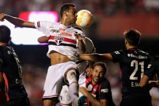 Bastos anotó para que el equipo brasileño venciera a San Lorenzo