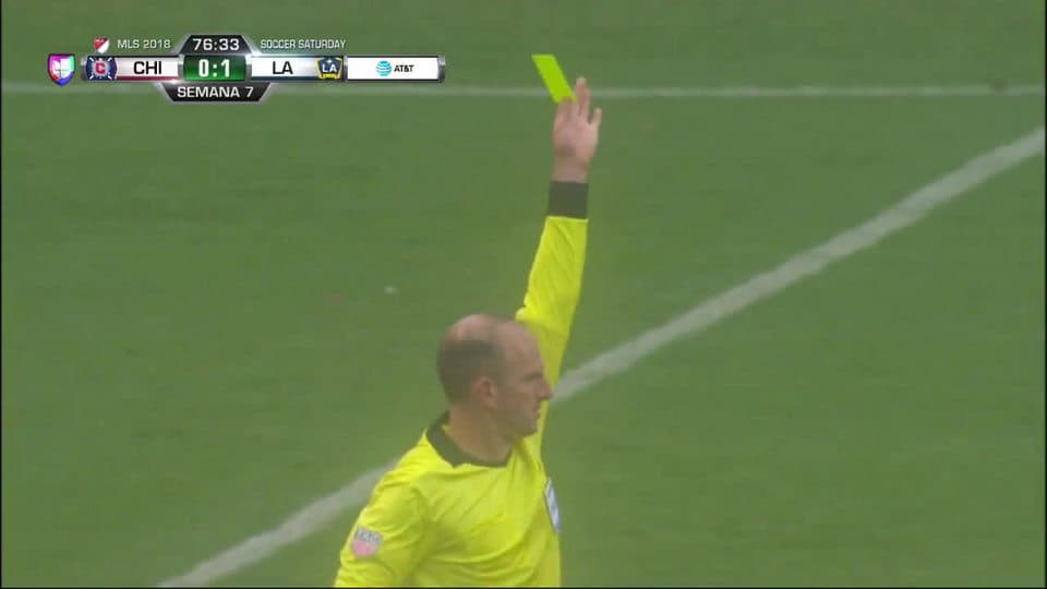 Tarjeta amarilla. El árbitro amonesta a Perry Kitchen de LA Galaxy