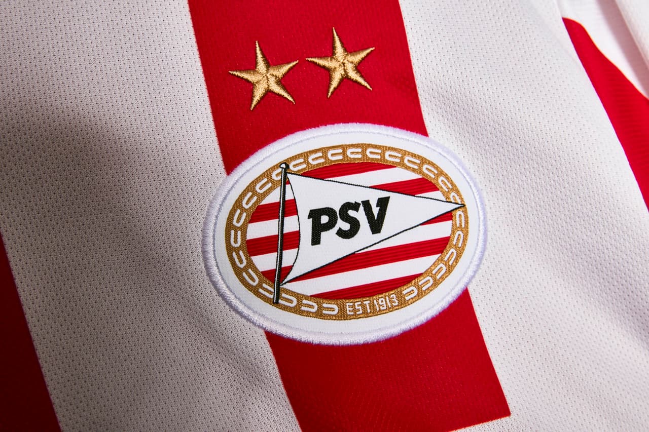 El equipo de Eindhoven ha dado a conocer su jersey principal de la próxima temporada. El clásico diseño con bastines verticales son protagonistas con un corte clásico en el que no hay detalles de otros colores. Además, como ya es habitual, su short será negro y las medis blancas.