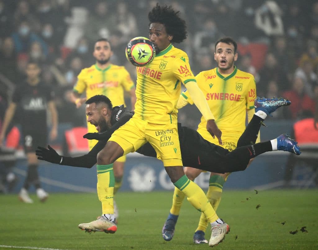 Con goles de Lionel Messi y Kylian Mbappé, el PSG vence 3-1 al Nantes y continúan como líderes de la Ligue 1.