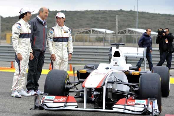 El nuevo equipo Sauber para la temporada de Fórmula 1 del 2011, con el director Peter Sauber.
