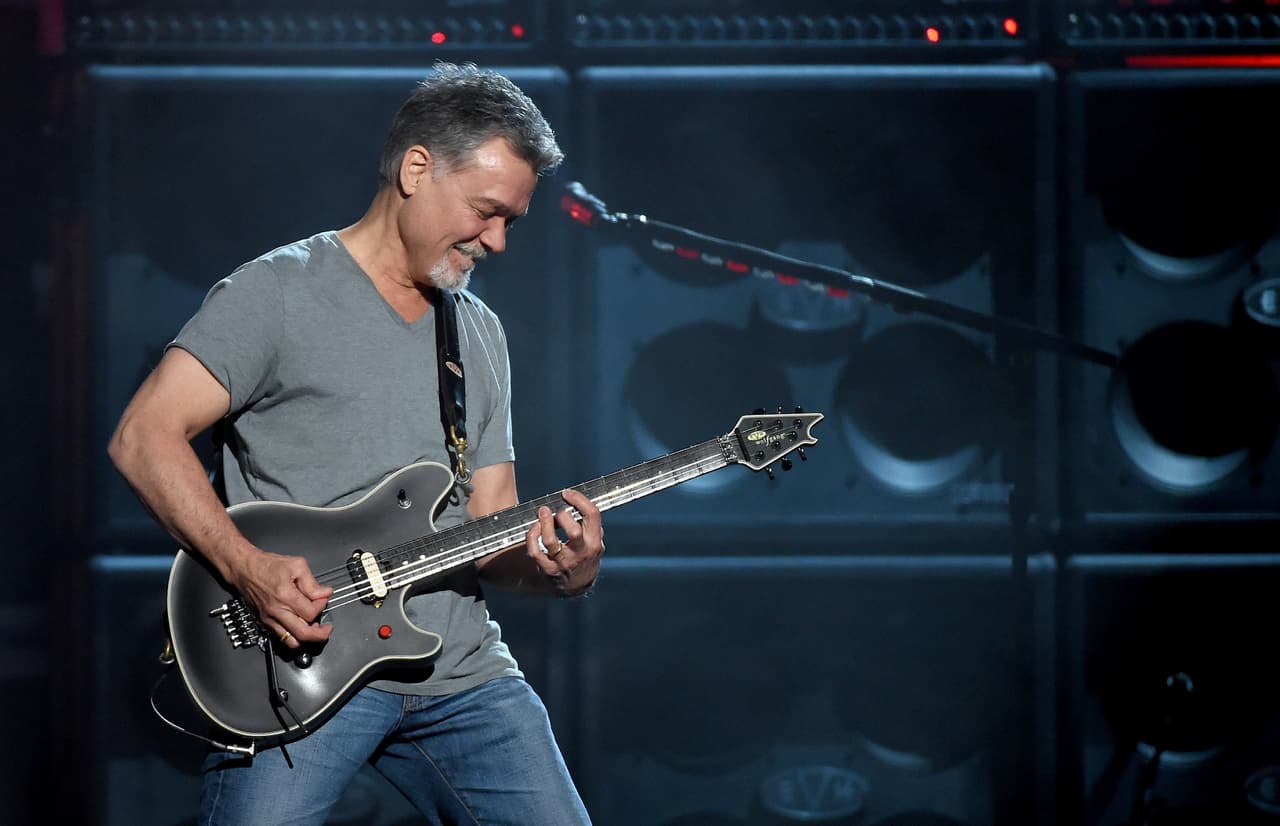 <b>Eddie Van Halen, 65 años.</b> Este virtuoso de la guitarra se convirtió junto a su banda ‘Van Halen’ en una leyenda del rock. 
<a href="https://www.univision.com/noticias/estados-unidos/muere-a-los-65-anos-la-leyenda-del-rock-eddie-van-halen"><u>Falleció el 6 de octubre de un cáncer de garganta</u></a>.
<br>