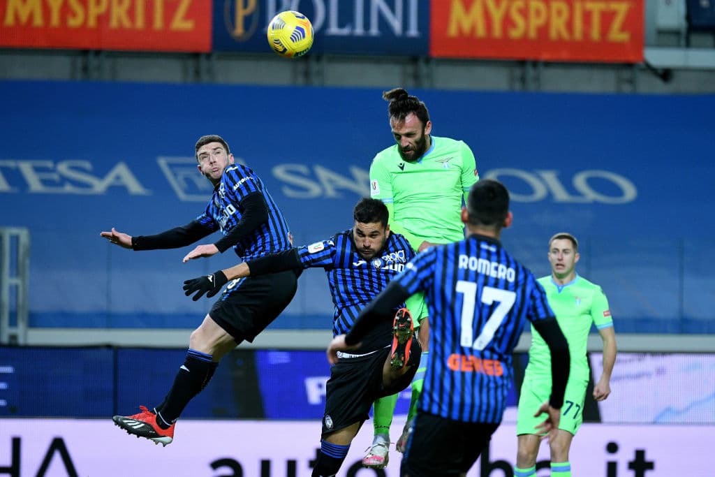 Atalanta derrota a Lazzio 3-2 con 10 hombres en cancha y califica a Semifinales de la Copa de Italia. Djimsiti, Malinovskyi y Miranchuk marcaron por los locales, mientras que Pepe Reina atajó un penal a Duván Zapata. Gollini salvó sobre el final.