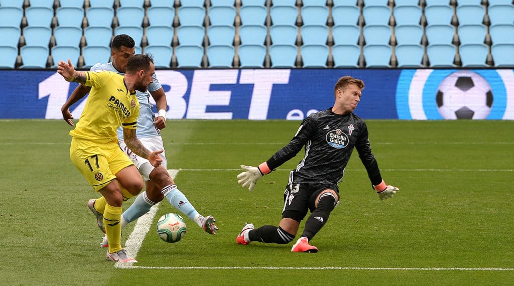 Rubén Blanco achica el área y deja sin mucha visión al delantero Paco Alcácer que le termina rebotando el balón en los pies al portero del Celta.