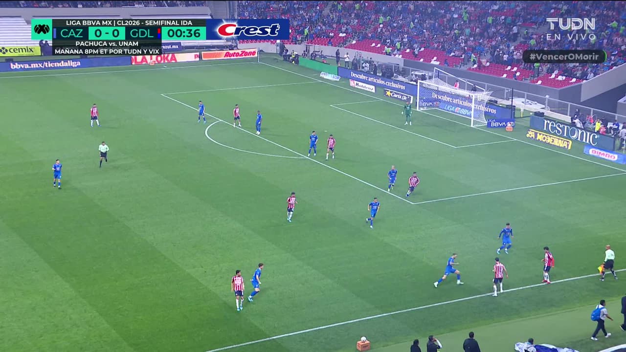 Arranca el partido y la pelota está en juego.