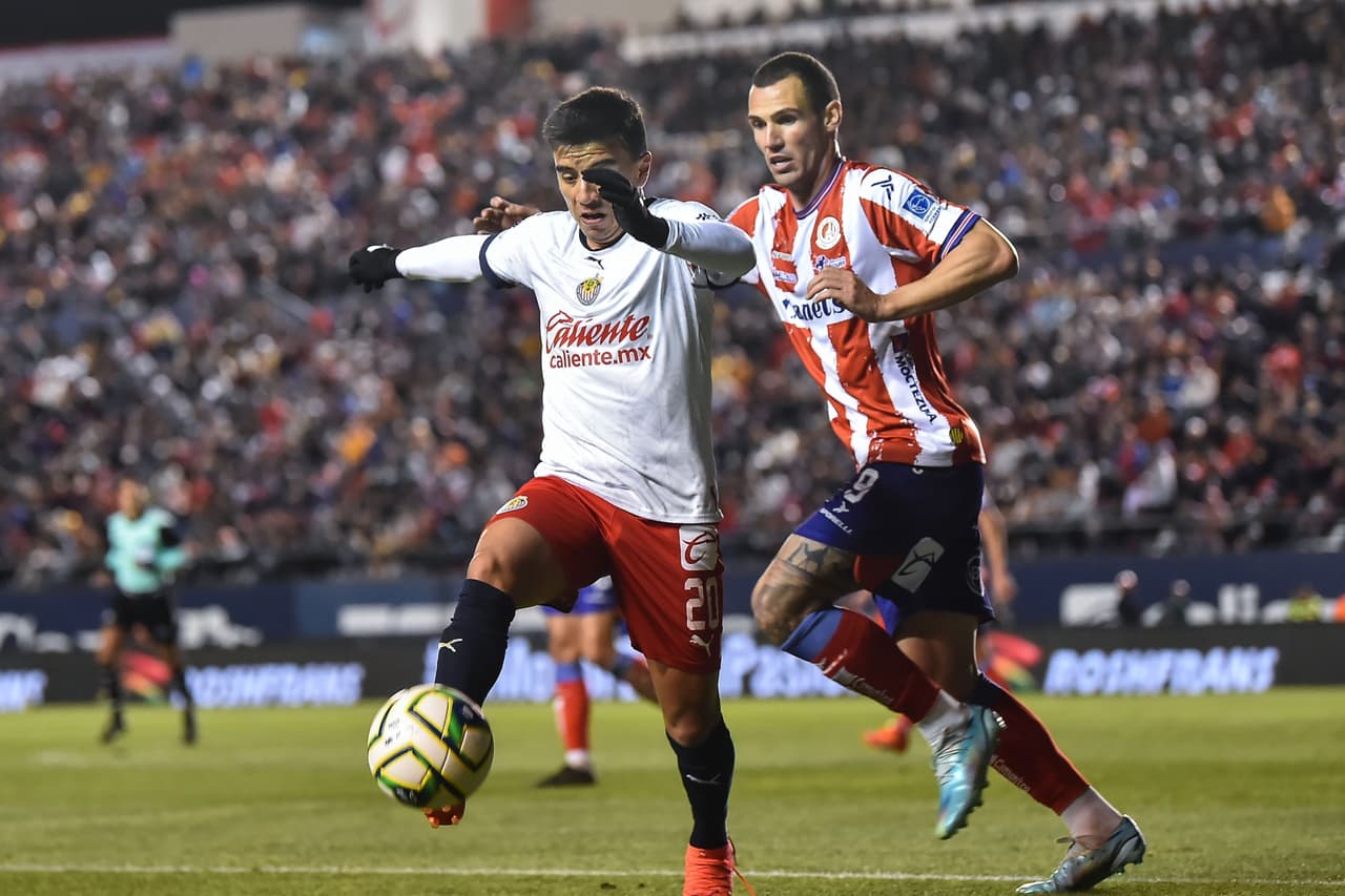 Chivas tuvo un jugador más desde el minuto 15 y no pudo vencer al San Luis.