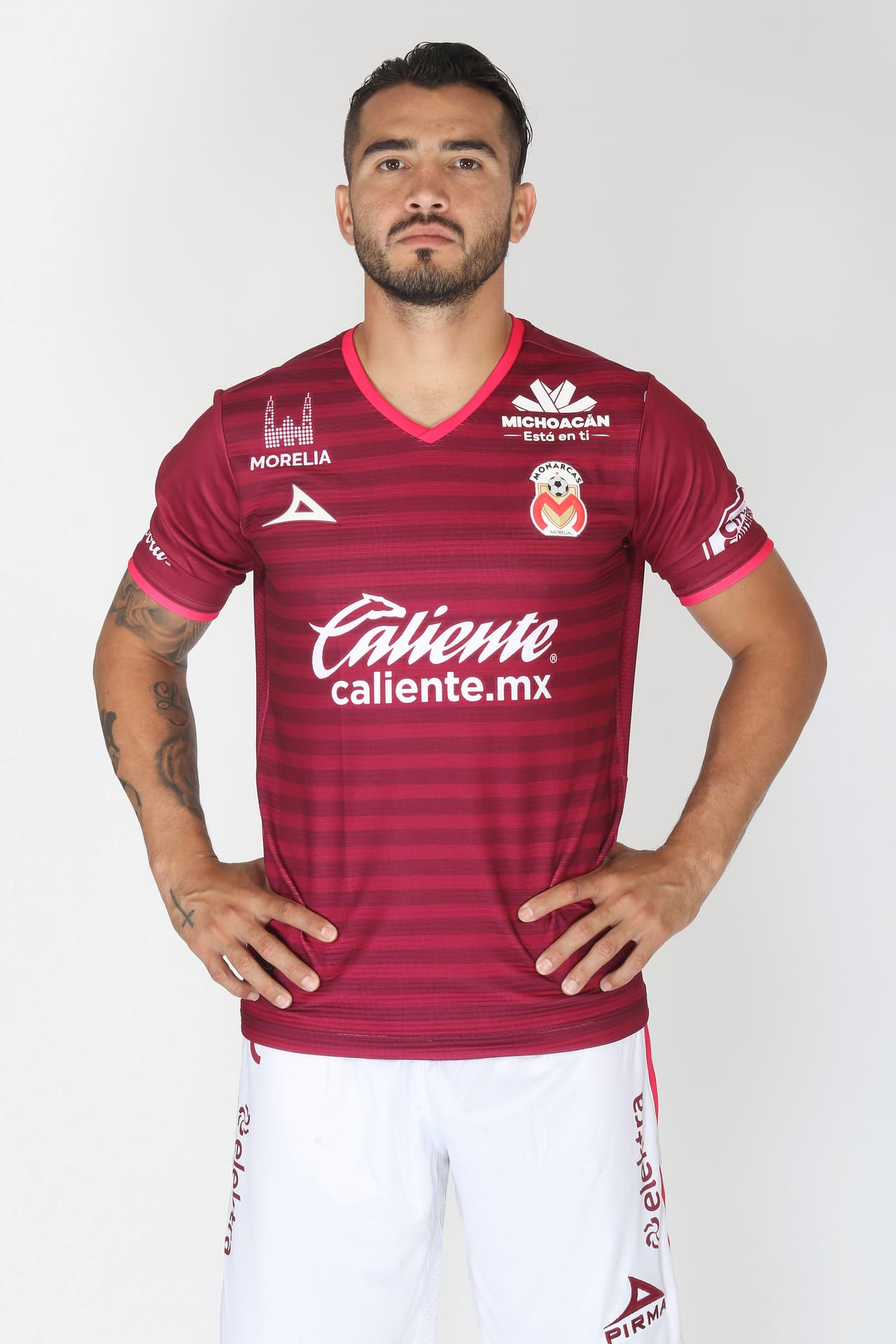 Su segunda equipación es de de color rojo con vivos de color rosa en el cuello y en las mangas de la playera. También resalta la catedral de Morelia.