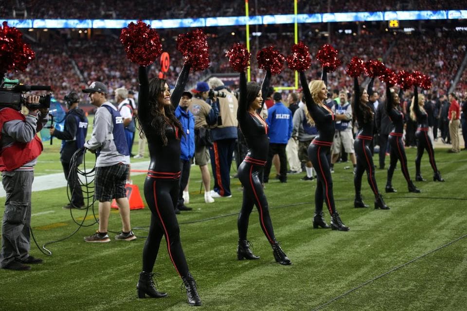 Estrenando uniforme las porristas de los SF 49ers mostraron sus encantos de la manera más sexy.