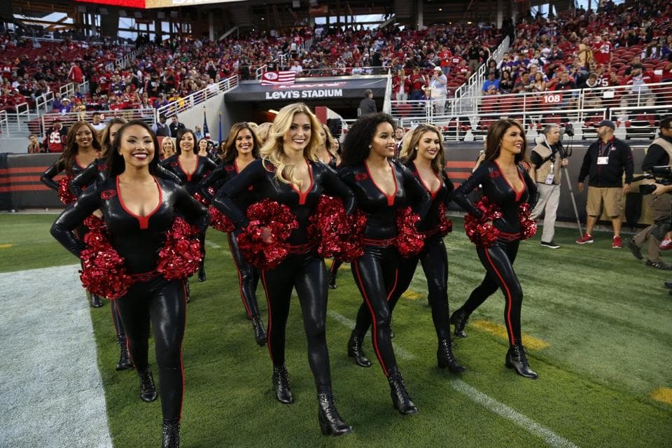 Estrenando uniforme las porristas de los SF 49ers mostraron sus encantos de la manera más sexy.