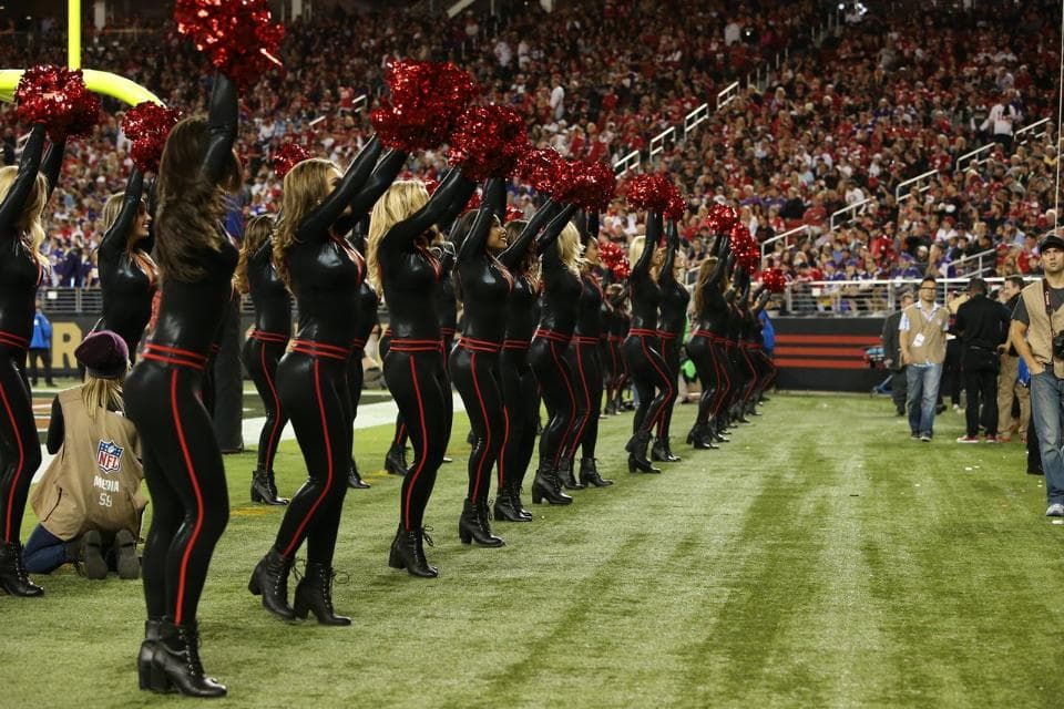 Estrenando uniforme las porristas de los SF 49ers mostraron sus encantos de la manera más sexy.