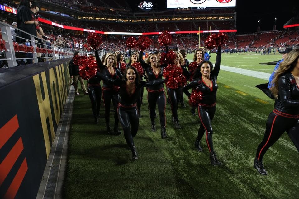 Estrenando uniforme las porristas de los SF 49ers mostraron sus encantos de la manera más sexy.