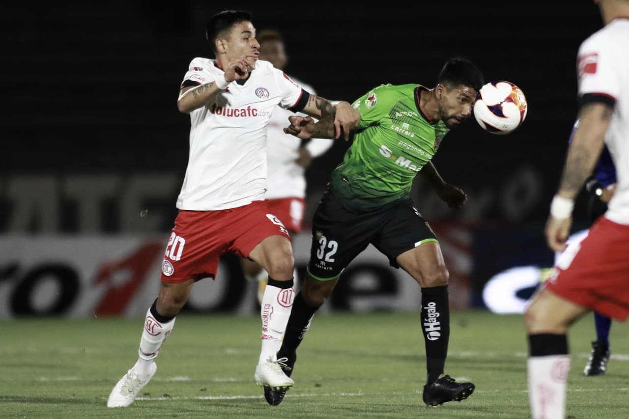 Las faltas fueron una constante que no permitió el flujo de juego, aunque Toluca parecía querer más.