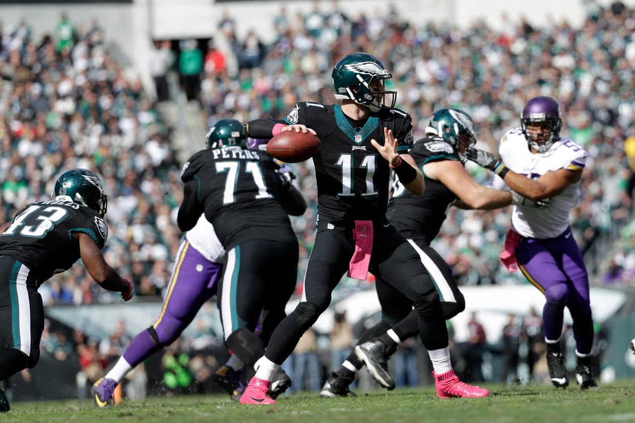 Philadelphia Eagles' Carson Wentz passes during the first half of an NFL football game against the Minnesota Vikings, Sunday, Oct. 23, 2016, in Philadelphia. (AP Photo/Chris Szagola)