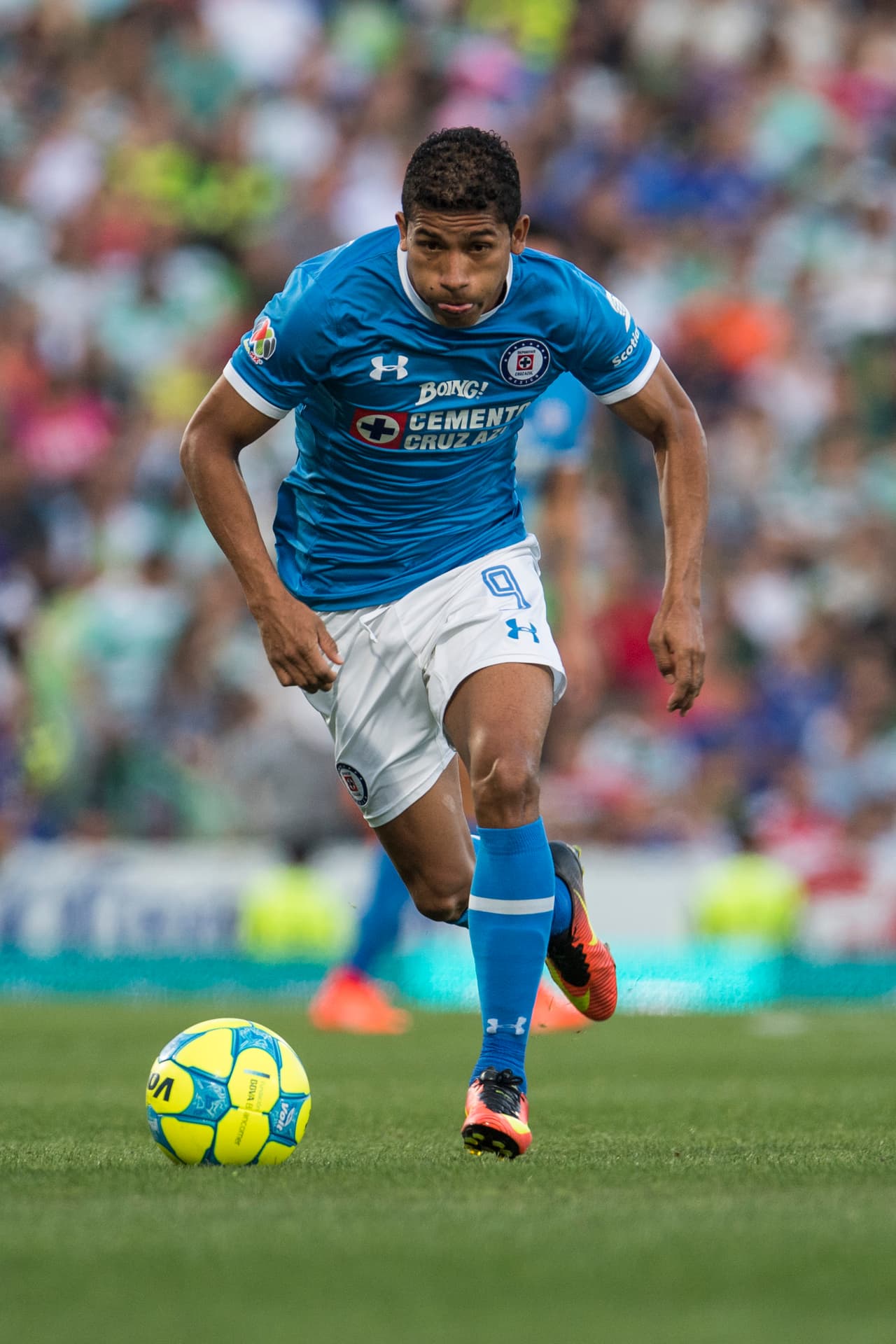 Sin embargo, en Cruz Azul el ecuatoriano Rojas no pudo repetir su nivel de Morelia, pues metió 22 goles en 116 partidos.