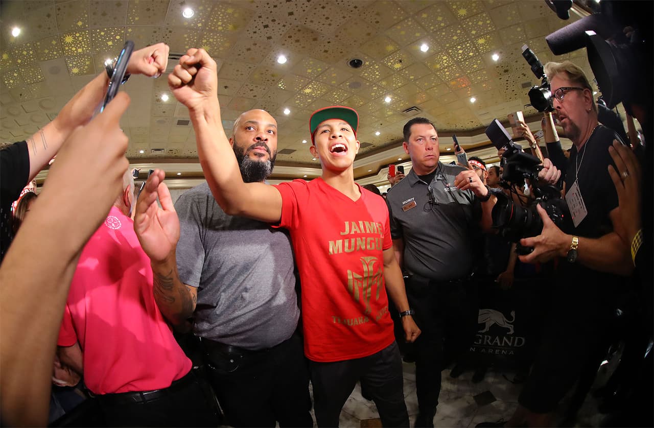 Además de los protagonistas, Jaime Munguía y Román 'Chocolatito' González también fueron recibidos por los fanáticos, pues estarán presentes en la cartelera del mexicano y el kazajo.