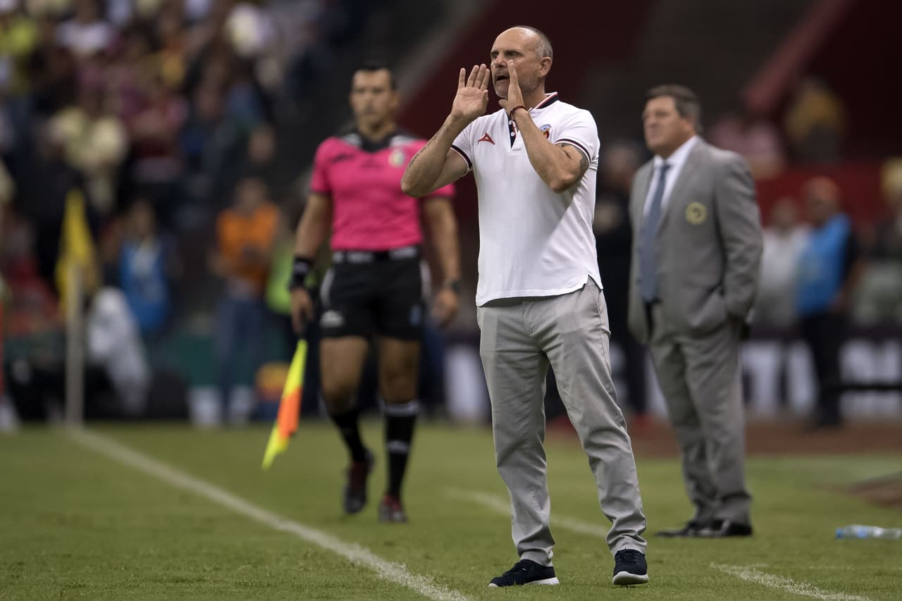 Ambos estrategas impulsaban a sus dirigidos para conseguir la victoria.