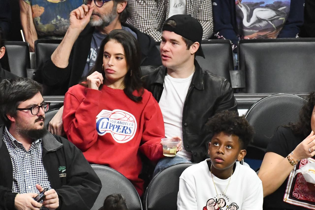 El triunfo de los Clippers en la noche del lunes, en Staples Center, contó con la presencia de varias celebridades entre las cuales se destacan Elgin Baylor (ex NBA), Ben Schwartz (actor), Billy Crystal (actor), Adam DeVine (actor), Chloe Bridges (actriz), P-Reala (rapero) y Floyd Mayweather Jrl (boxeador).