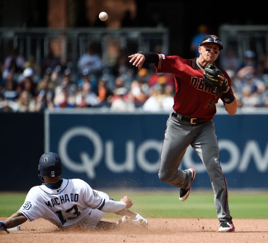 Los Padres ganaban 2-0 en la parte baja del sexto capítulo luego de innings consecutivos sumando una carrera a través de un imparable de Francisco Mejía en la quinta entrada y con base por bolas de Eric Hosmer en la sexta.