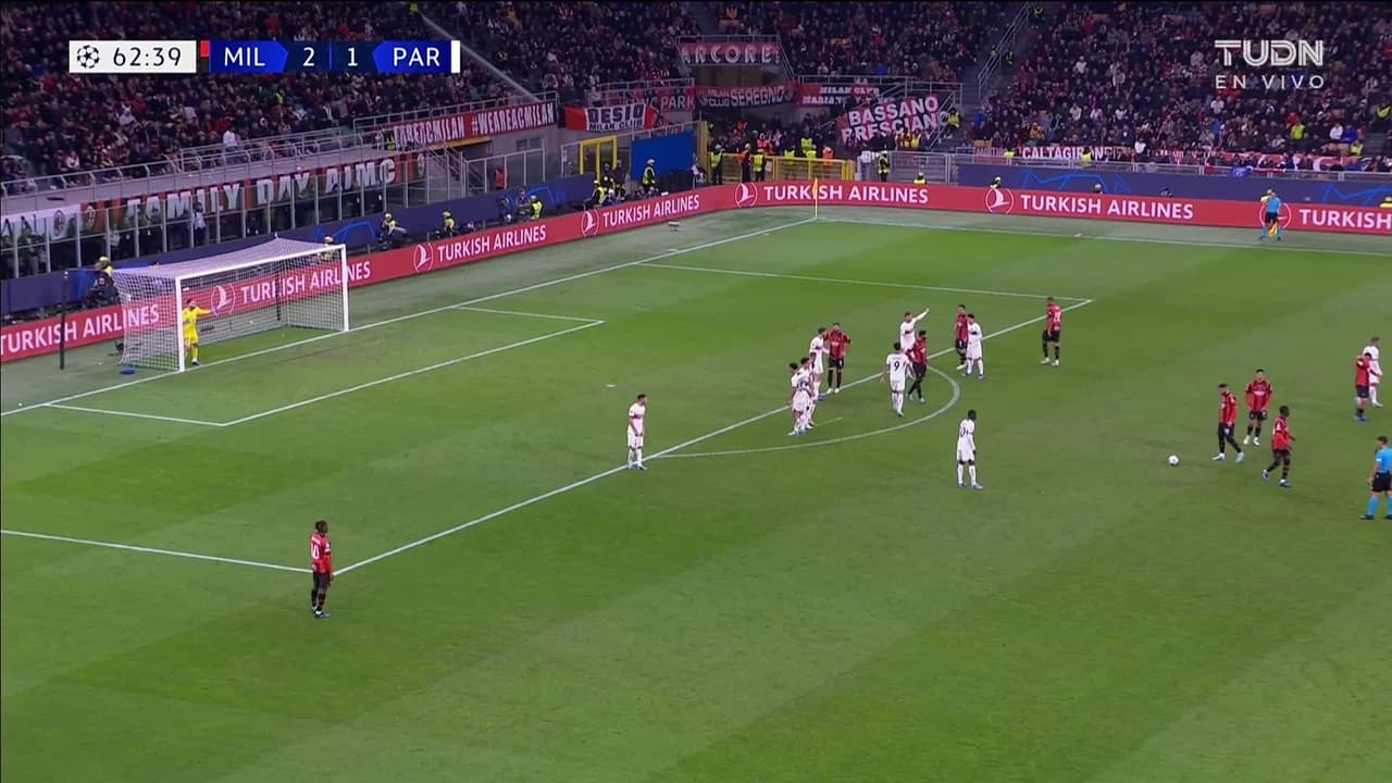 ¡TIRO ATAJADO! disparo por Théo Hernández.