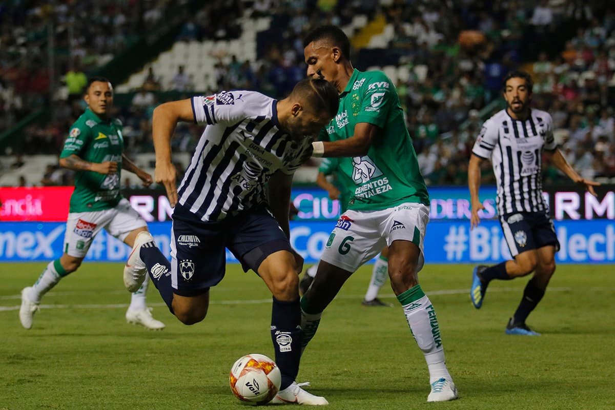 En el Estadio León las acciones fueron parejas la mayor parte del encuentro, aunque Monterrey supo aprovechar su superioridad numérica para llevarse la victoria.