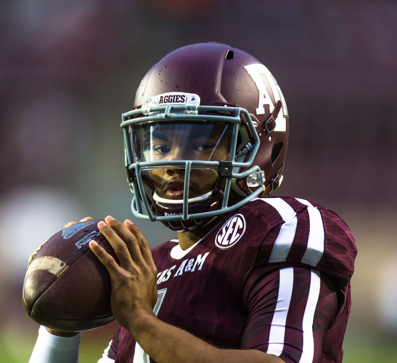 Al parecer, al final, el quarterback escogió el deporte de la tackleadas al declararse elegible para el próximo NFL Draft, que será en abril.