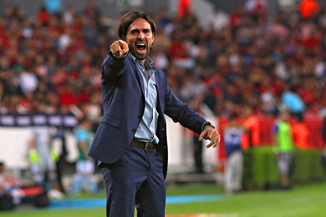 No se le puede contradecir a la directiva del Atlas. Justo al medio del Apertura 2018 tomó la irrefutable y contundente decisión de cesar a Gerardo Espinoza del cargo de entrenador del primer equipo.