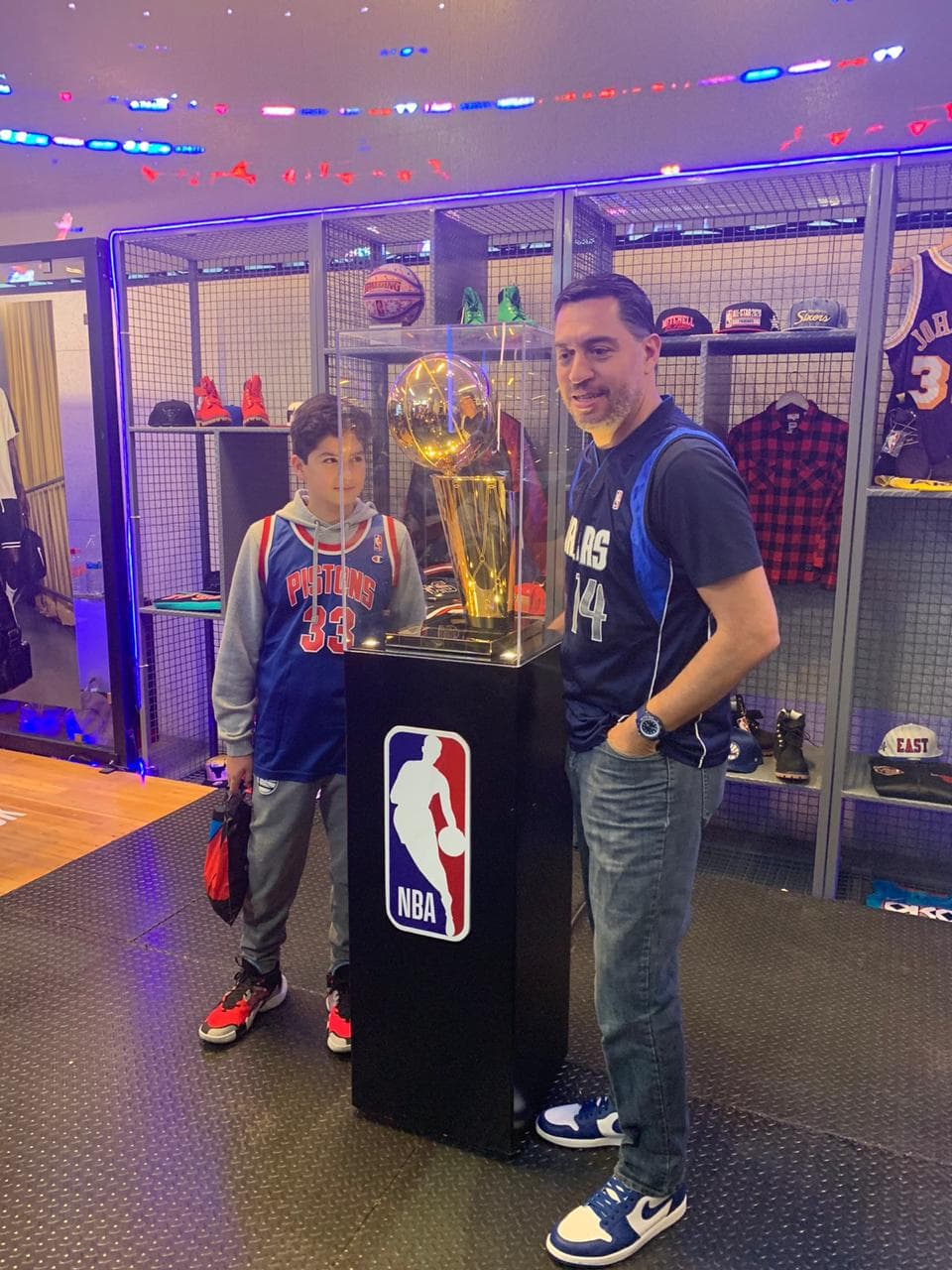 Con diversas actividades dentro de la Arena México, la afición ya calienta para el juego entre Pistons y Mavericks.