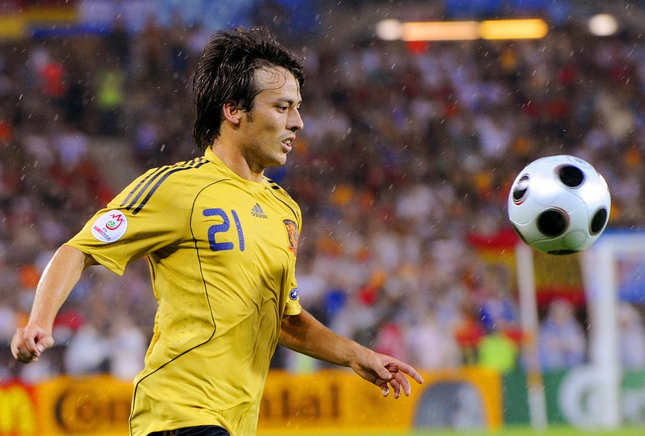 David Silva. 'El Mago' militaba en el Valencia CF por aquellos días de gloria para el fútbol de España. El de Gran Canaria milita desde 2010 con el Manchester City. Tiene 32 años.