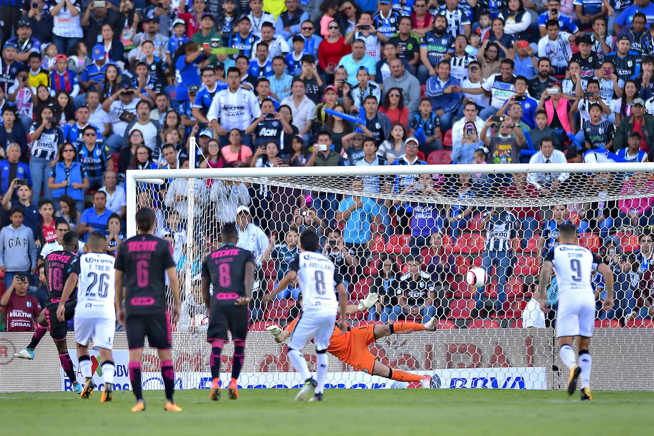 En el minuto 2 de la segunda parte, Avilés Hurtado cobró un tiro penal para darle el empate a los Rayados.