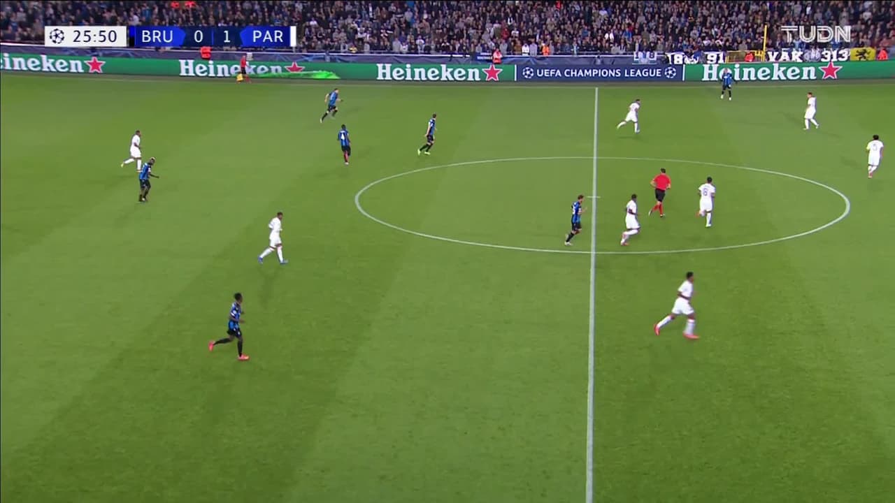 ¡GOL!  anota para Club Brugge. Hans Vanaken