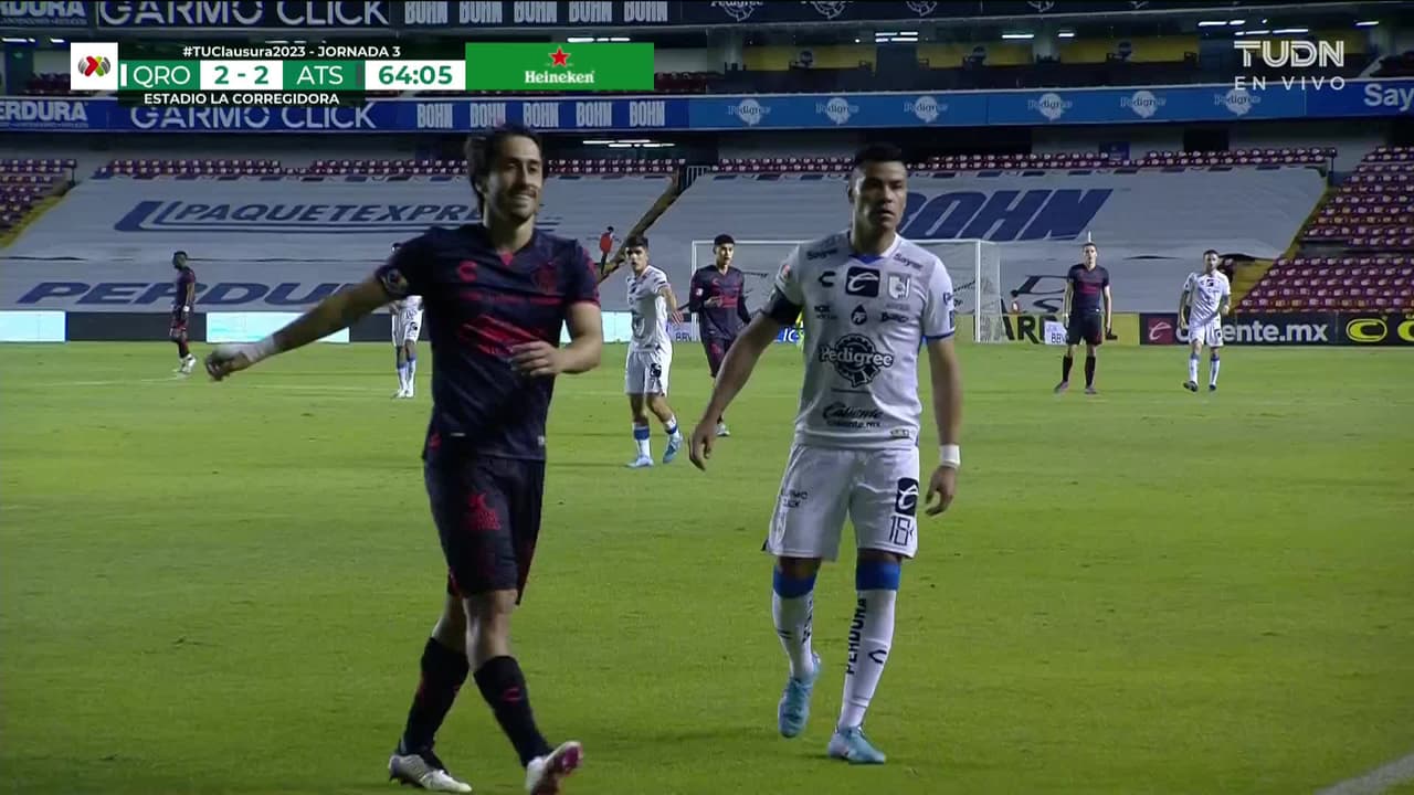 ¡TIRO ATAJADO! disparo por Julián Quiñones.