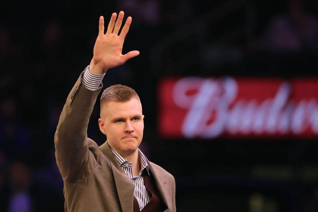 El letón 
<b>Kristaps Porzingis, </b>canejado desde los 
<b>New York Knicks</b> recibió un contrato por cinco campañas y 158 millones de dólares, lo cual es un contrato máximo y que la organización de los 
<b>Dallas Mavericks</b> le apuestan a este jugador para ser el pilar, junto con 
<b>Luka Doncic</b>, del futuro de la franquicia.